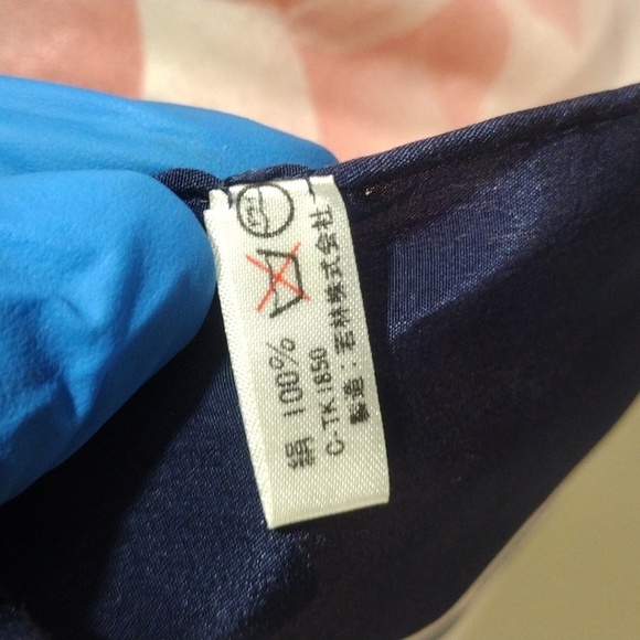 Nina Ricci Pink Floral Print Blue, Grey white 100% Silk Square Scarf 30x30-inch - Picture 8 of 8